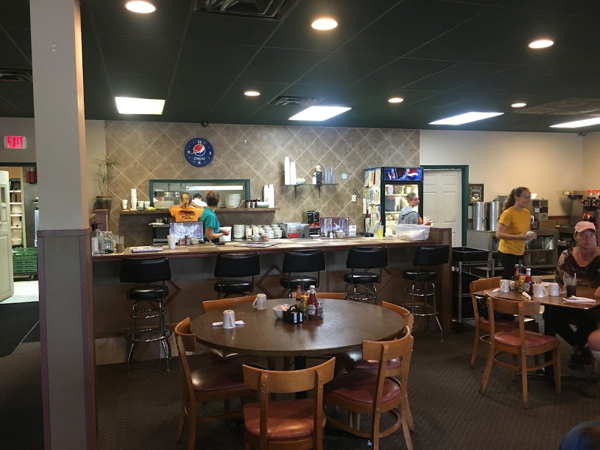 Round Table Family Restaurant - Photo 2