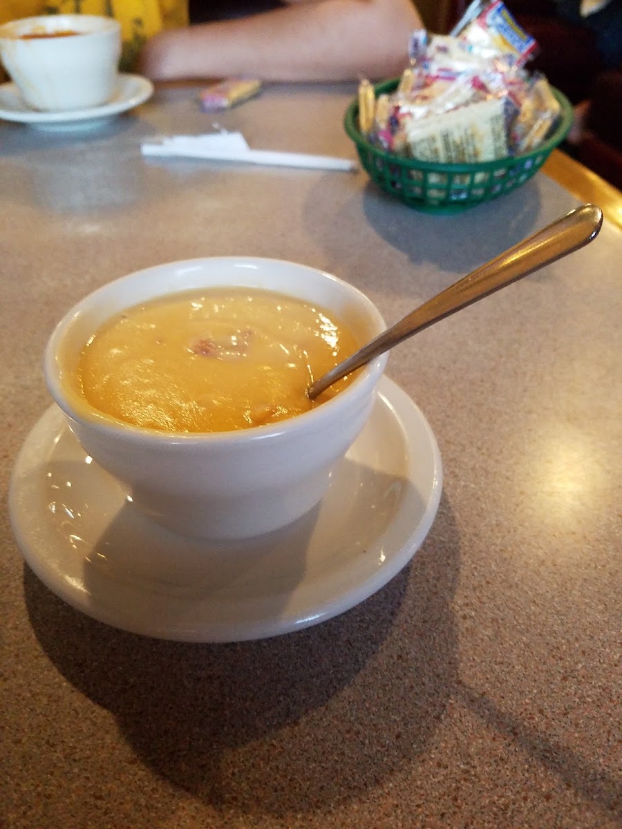Round Table Family Restaurant - Photo 3