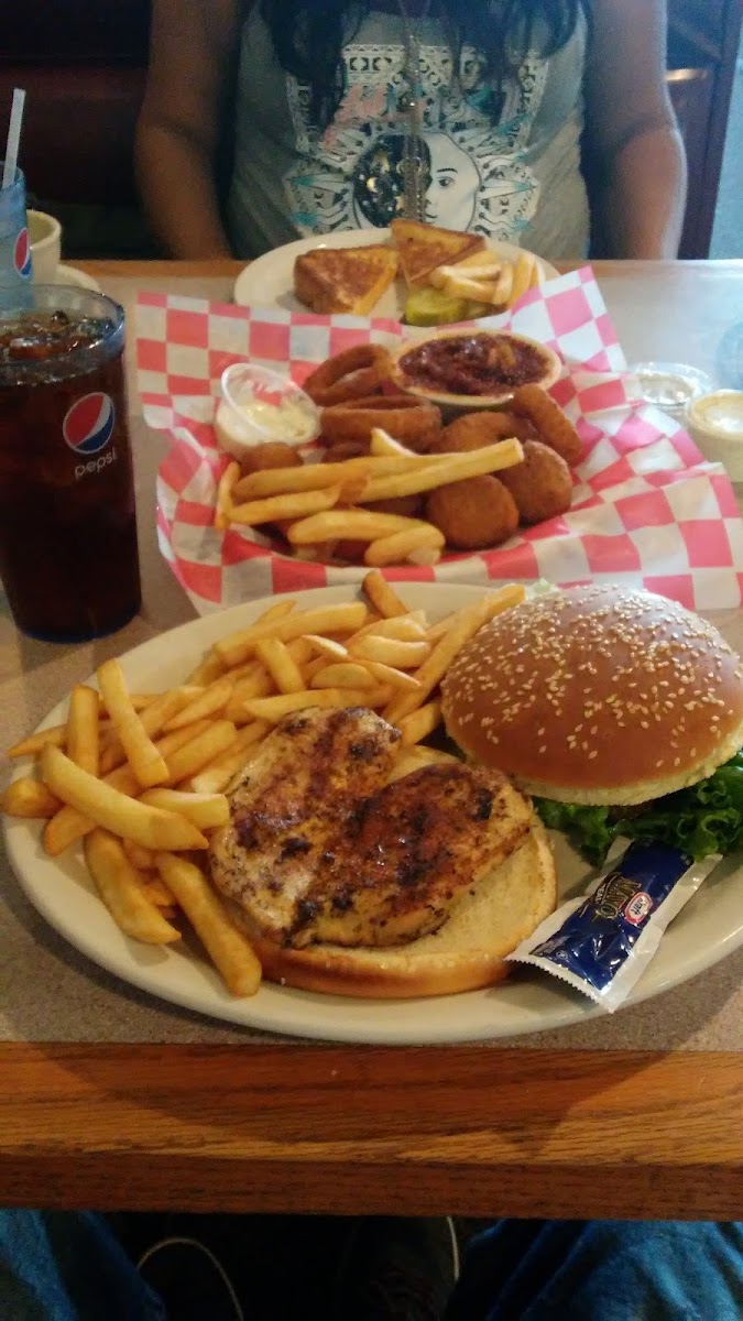 Round Table Family Restaurant - Photo 4