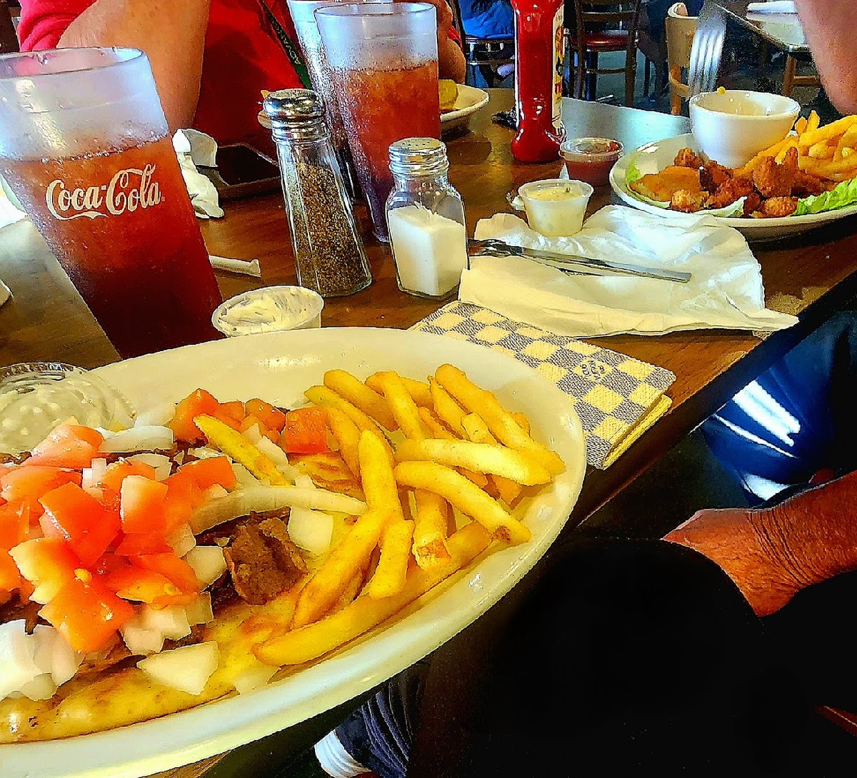 Round Table Family Restaurant - Photo 7
