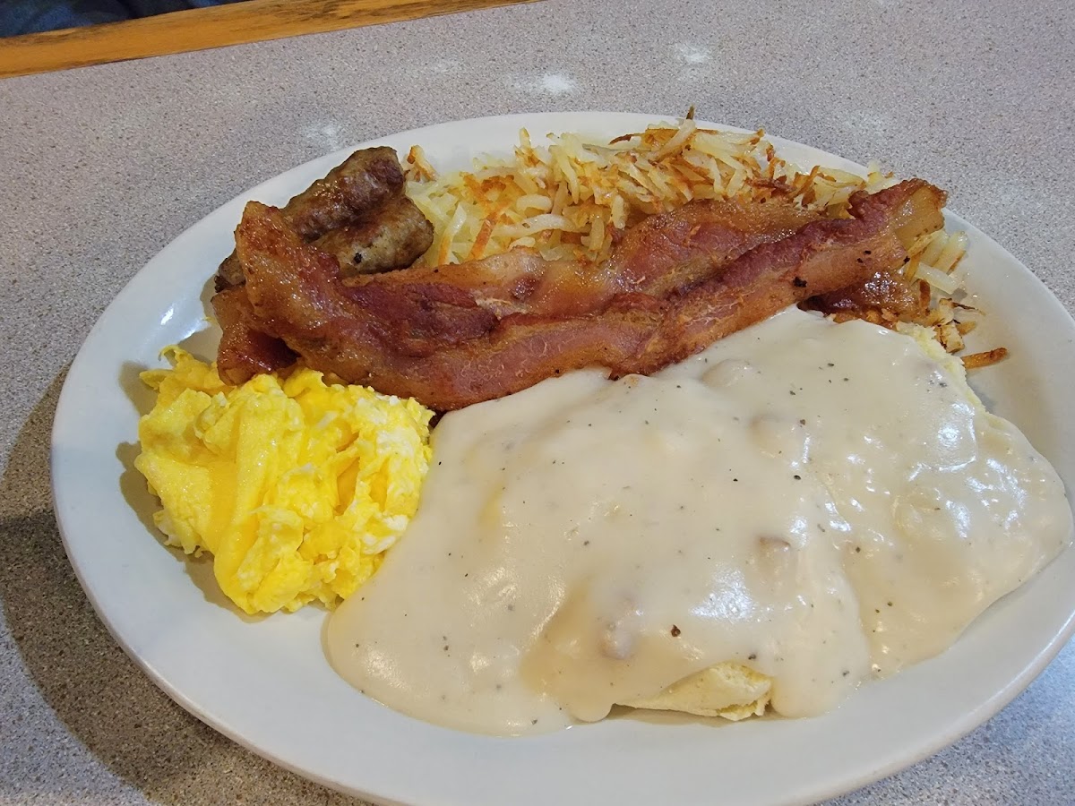 Round Table Family Restaurant - Photo 8