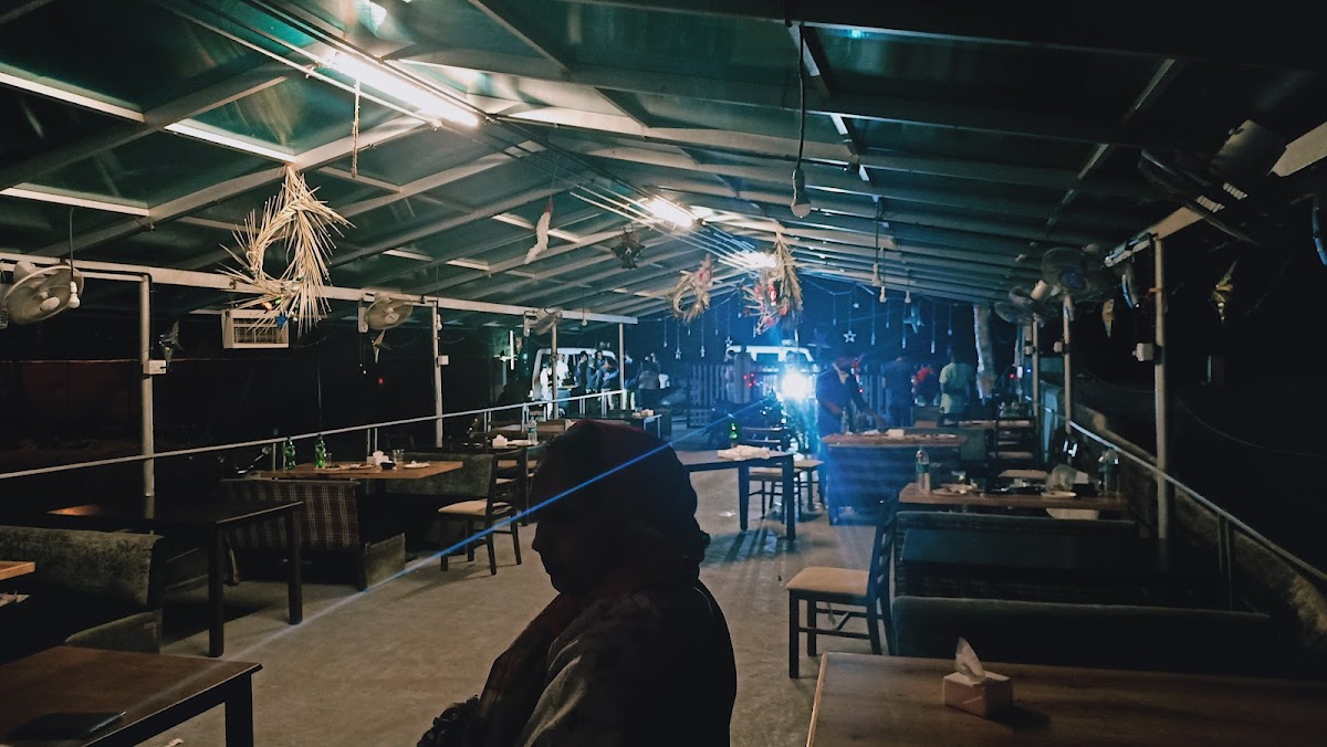 High Tide Restaurant - Photo 9