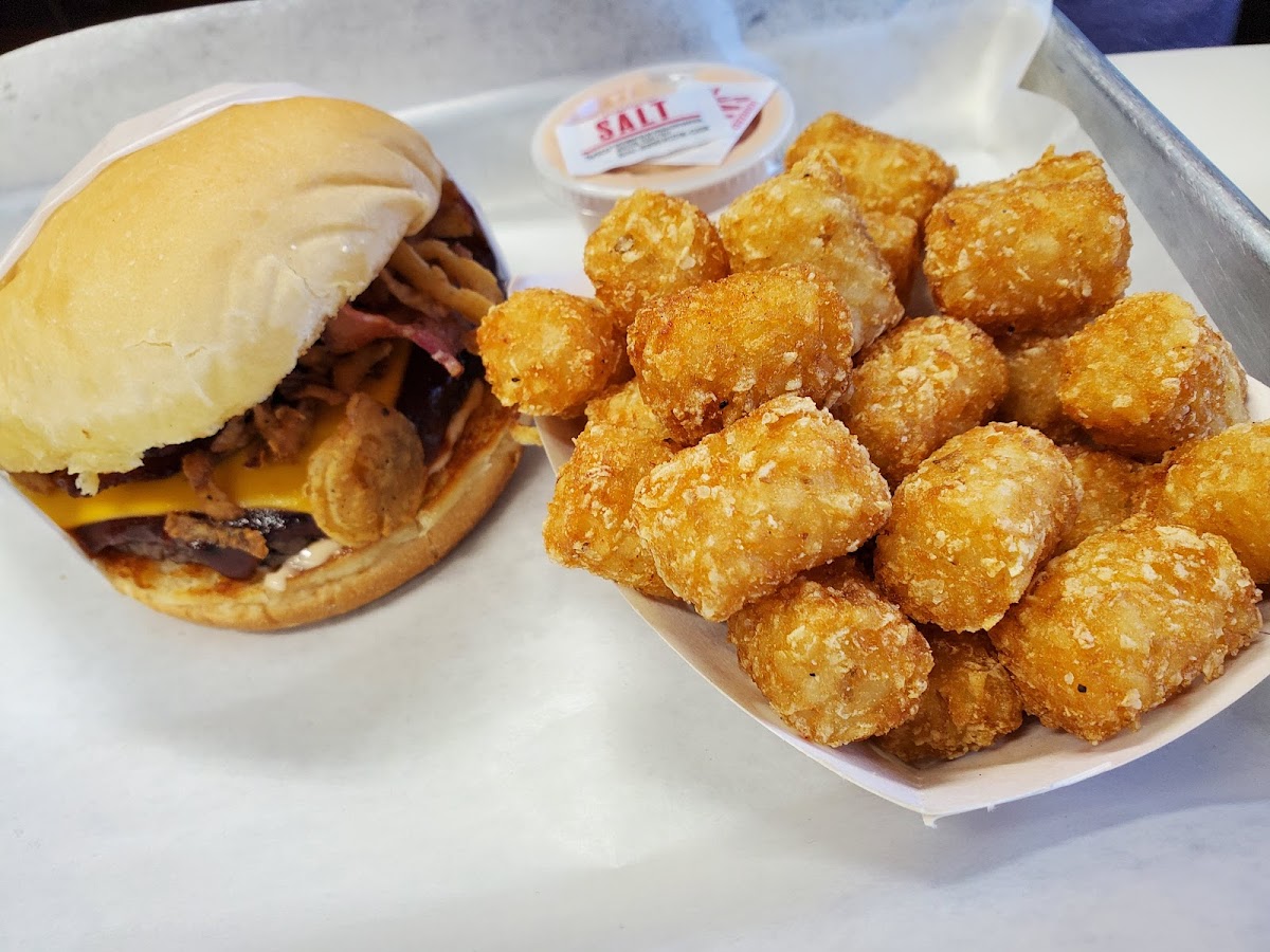 Burger y Mas - Photo 3
