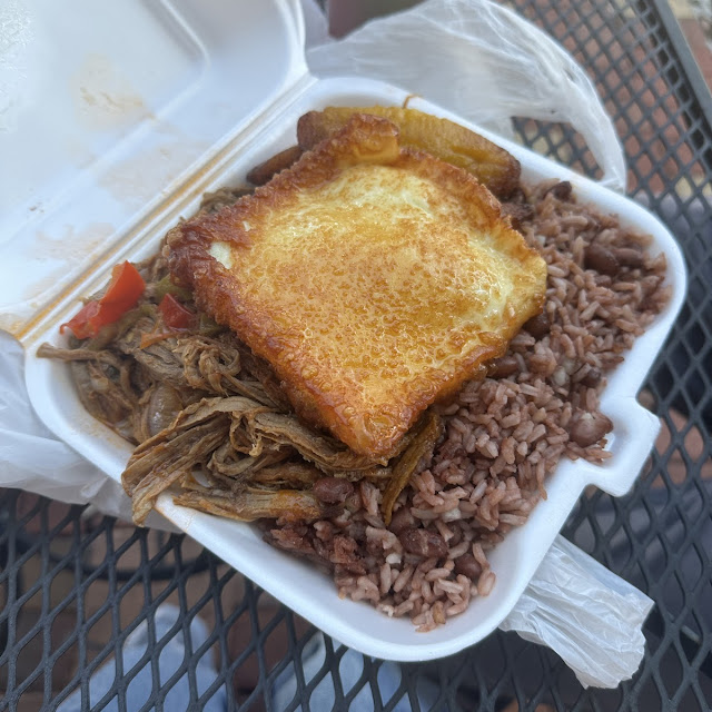 Gallopinto Carne Desmenuzada Maduros Queso Frito