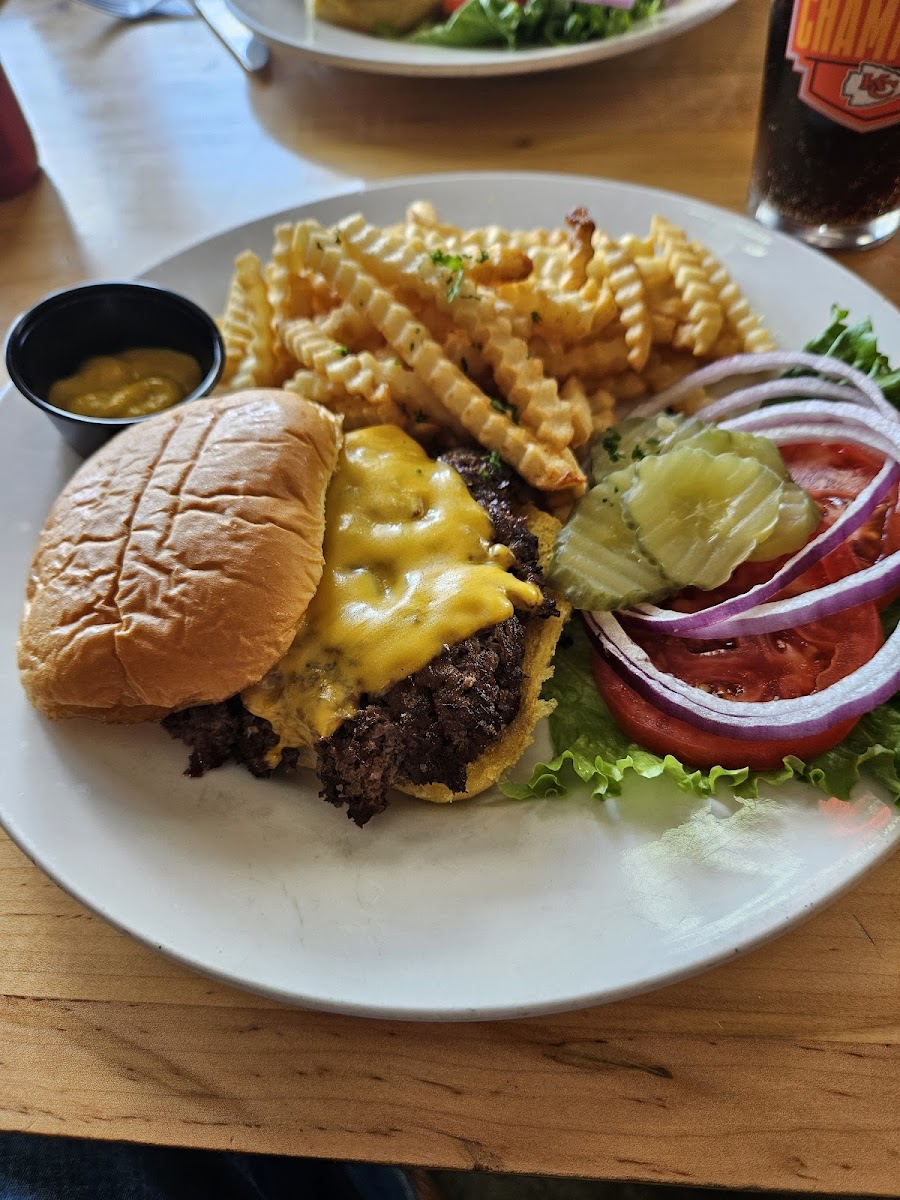 Banded Rooster Bar & Grill - Photo 4