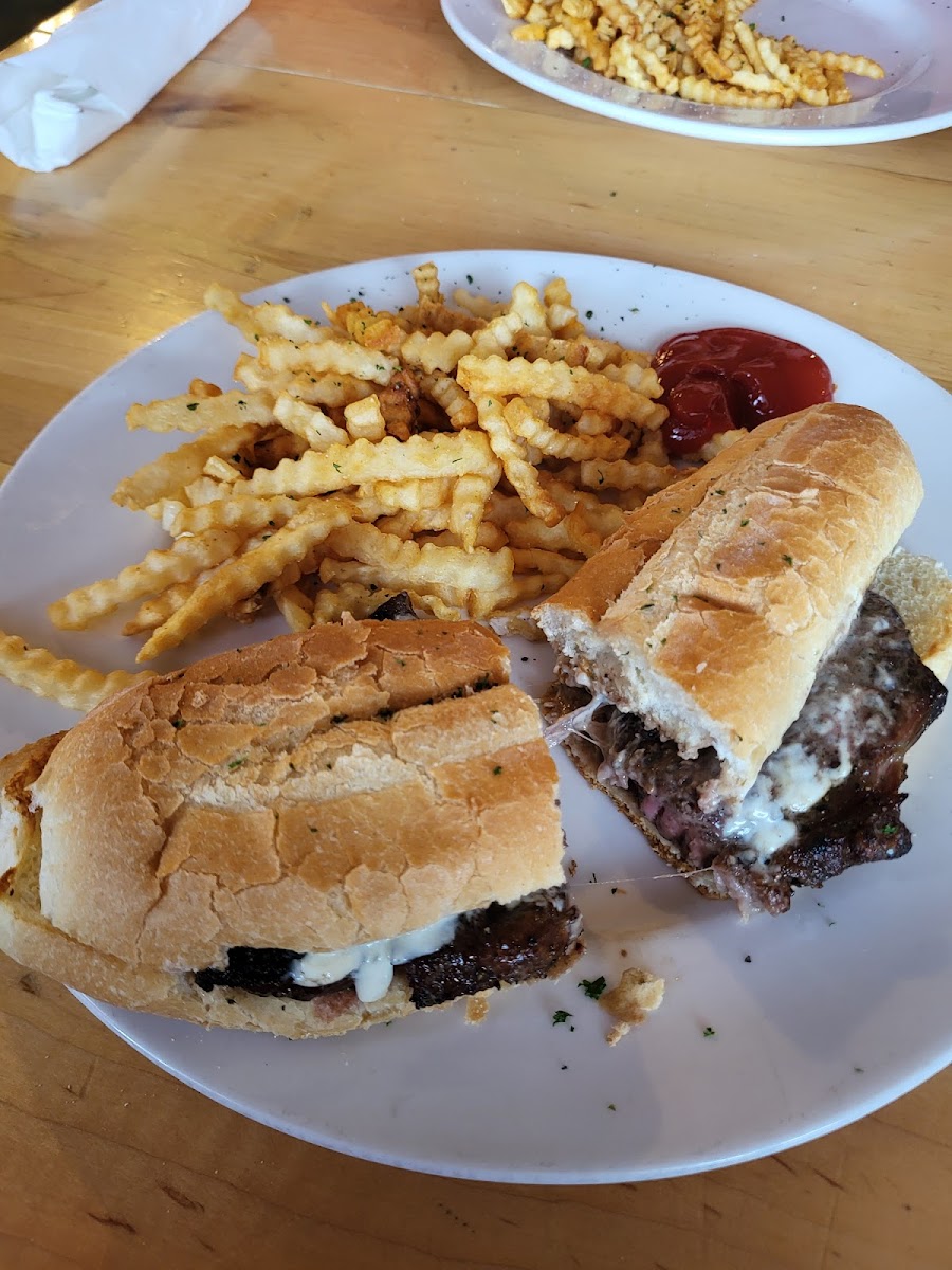 Banded Rooster Bar & Grill - Photo 7