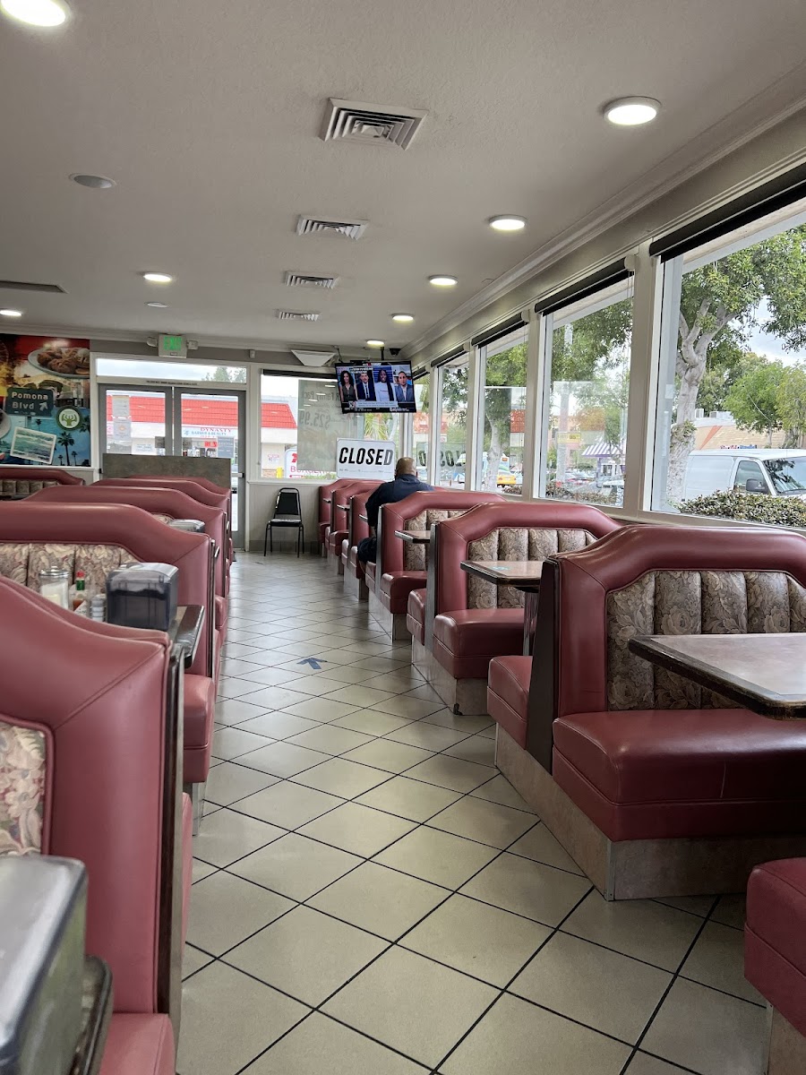 Tom's Famous Burgers 12 - Photo 7