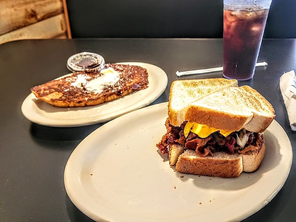 Snappy's Bar & Grille - Photo 4