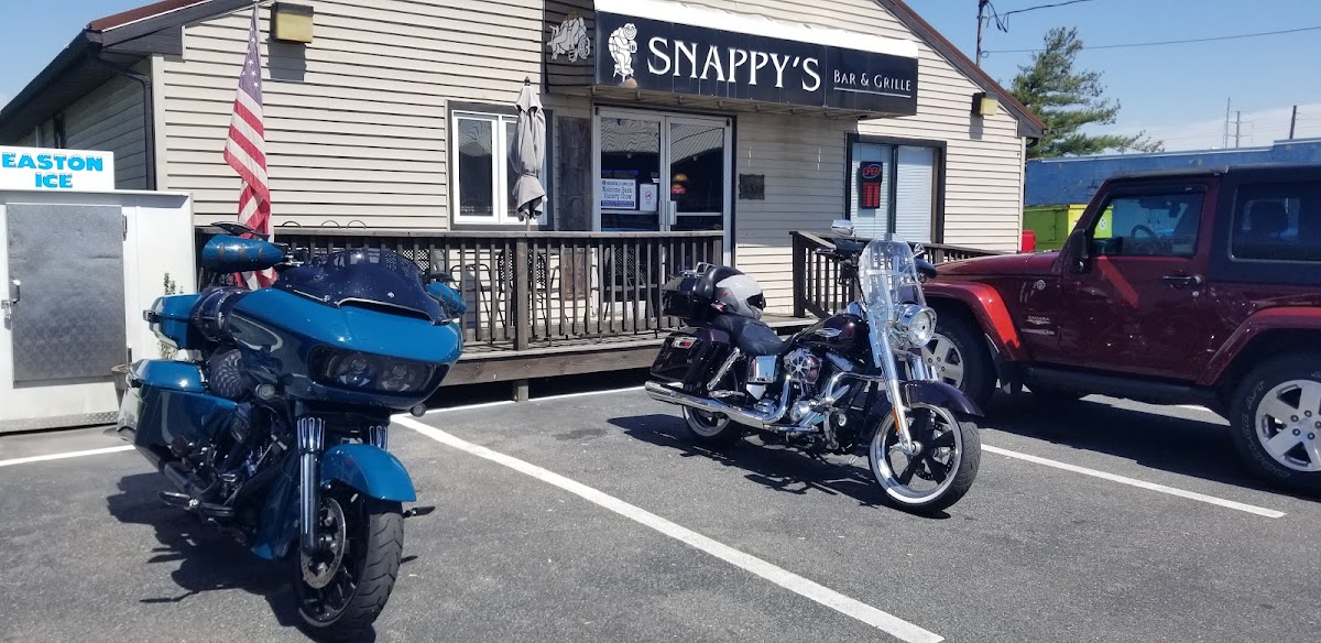 Snappy's Bar & Grille - Photo 8
