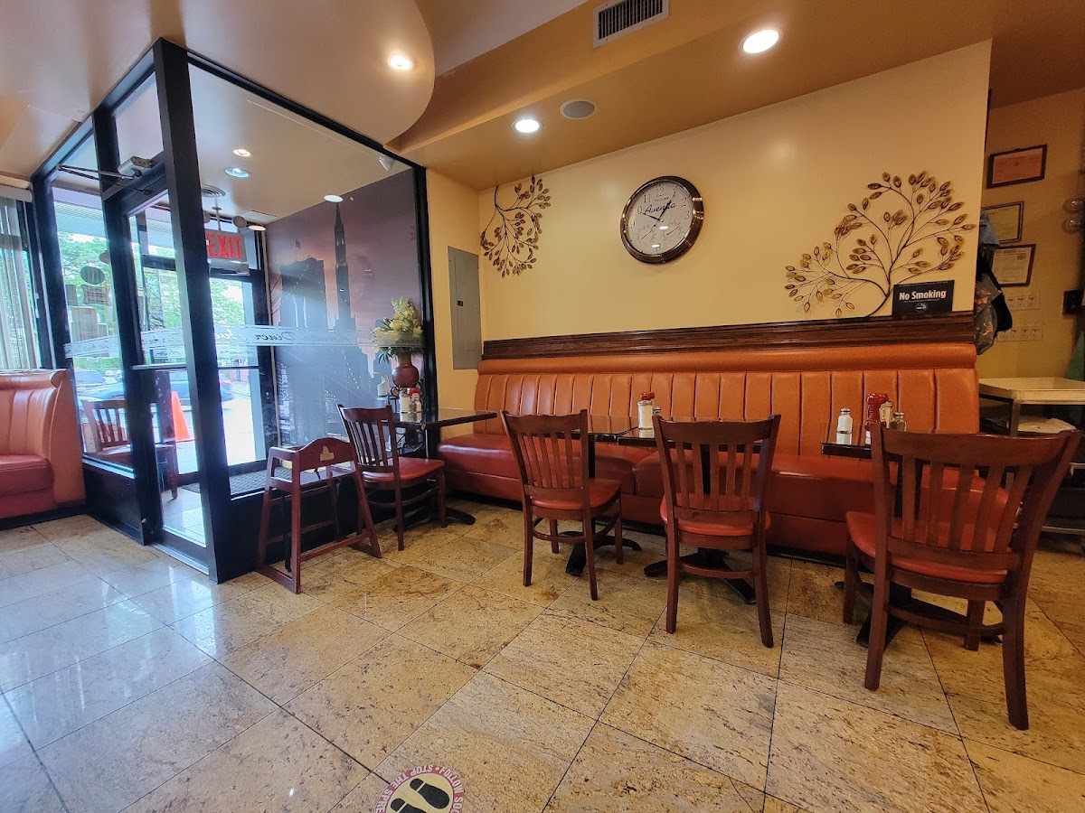 Avenita Diner - Photo 4
