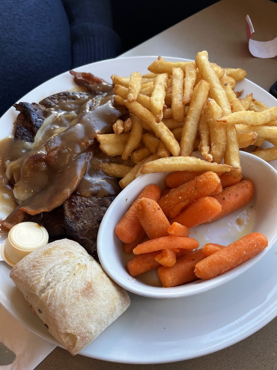 Michigan Bar and Grill - Photo 2