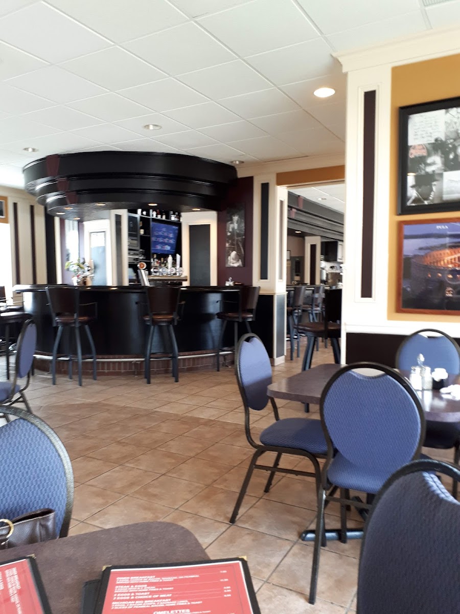 Michigan Bar and Grill - Photo 4