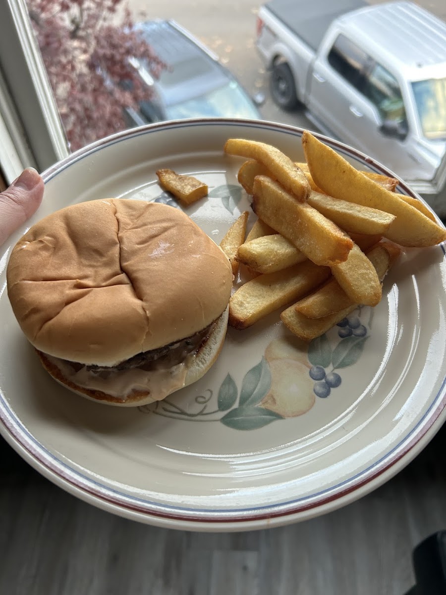 Nells-N-Out - Photo 1