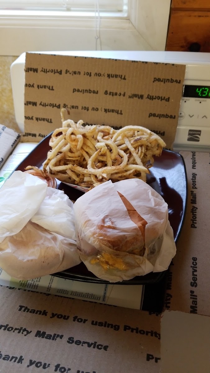 Nells-N-Out - Photo 6