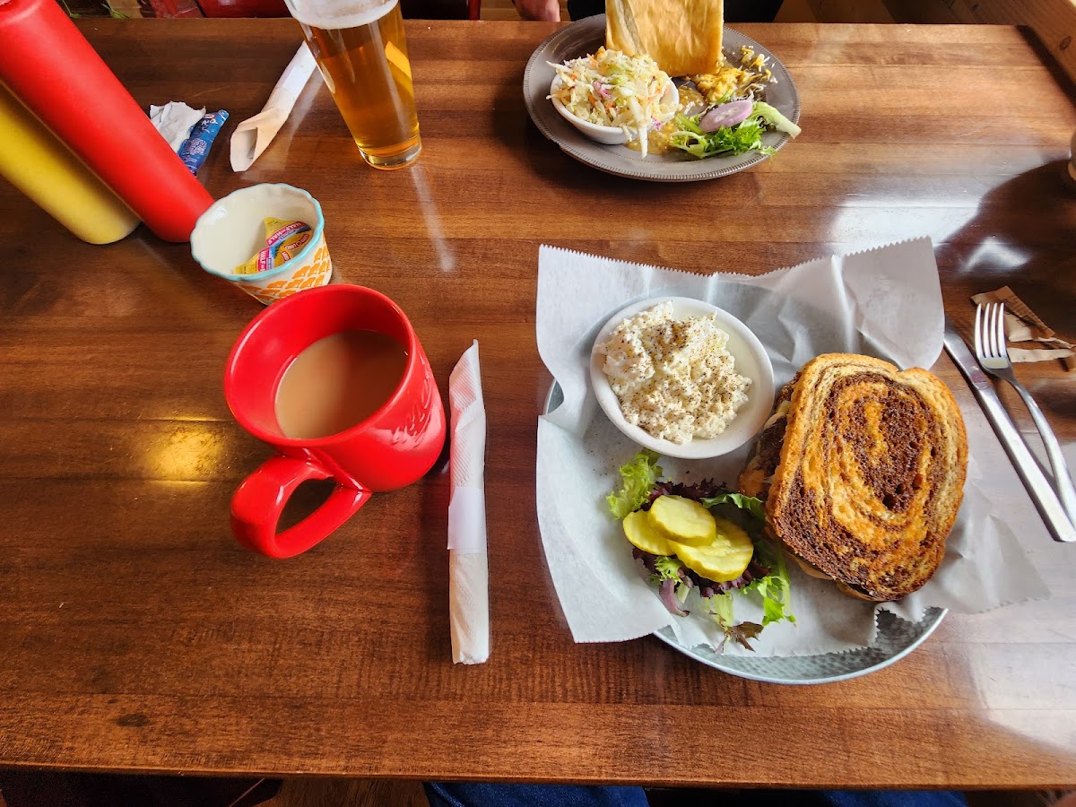 Potbelly Restaurant & Lounge - Photo 1