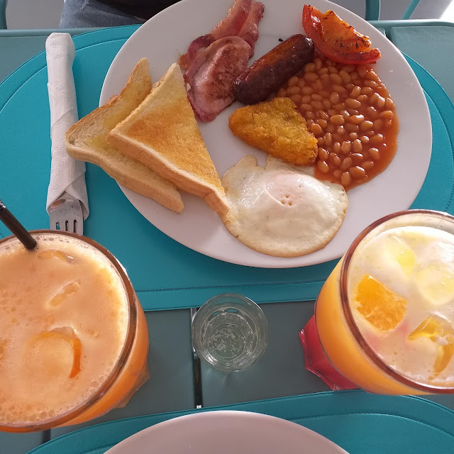English Breakfast with Cocktail