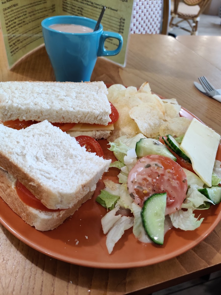 Dolly's Cafe - Photo 6