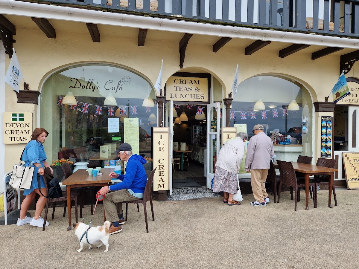 Dolly's Cafe - Photo 8