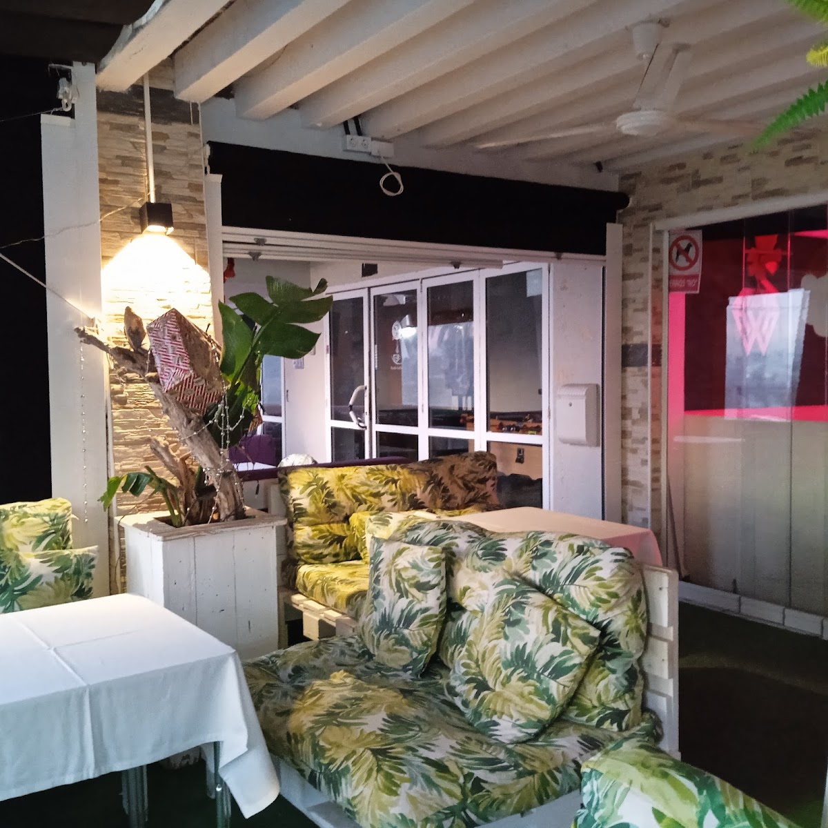 White Diamond Lounge Bar - Photo 9