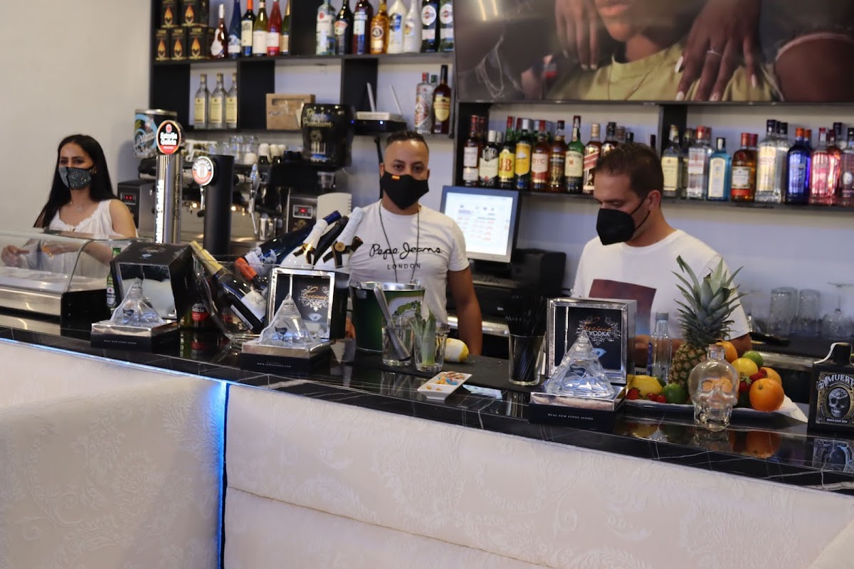 White Diamond Lounge Bar - Photo 5