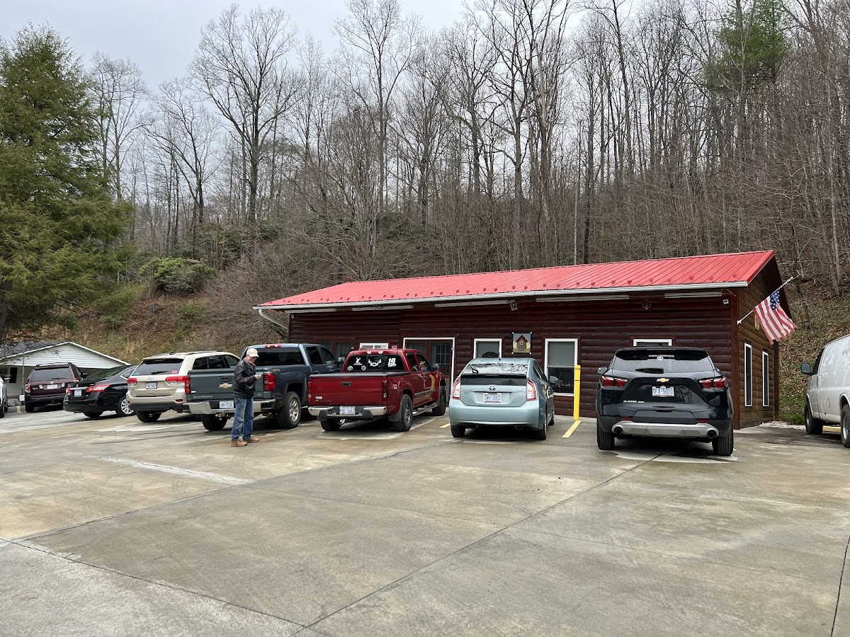 The Loghouse at Lansing, LLC - Photo 2