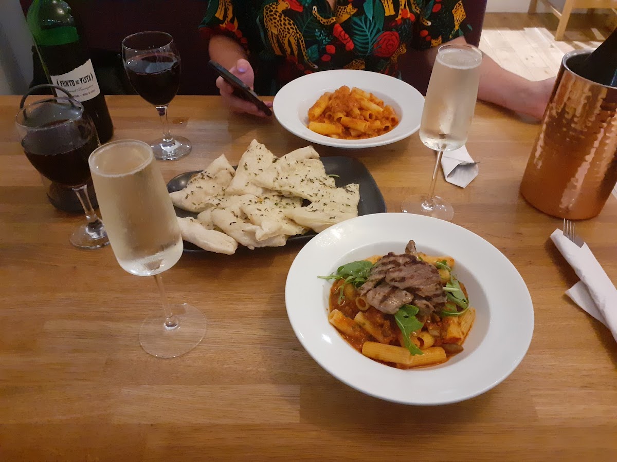 Landos Restaurant - Photo 4