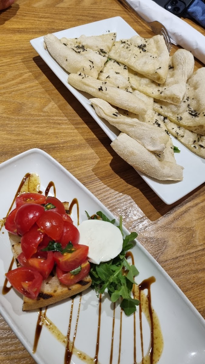 Landos Restaurant - Photo 6
