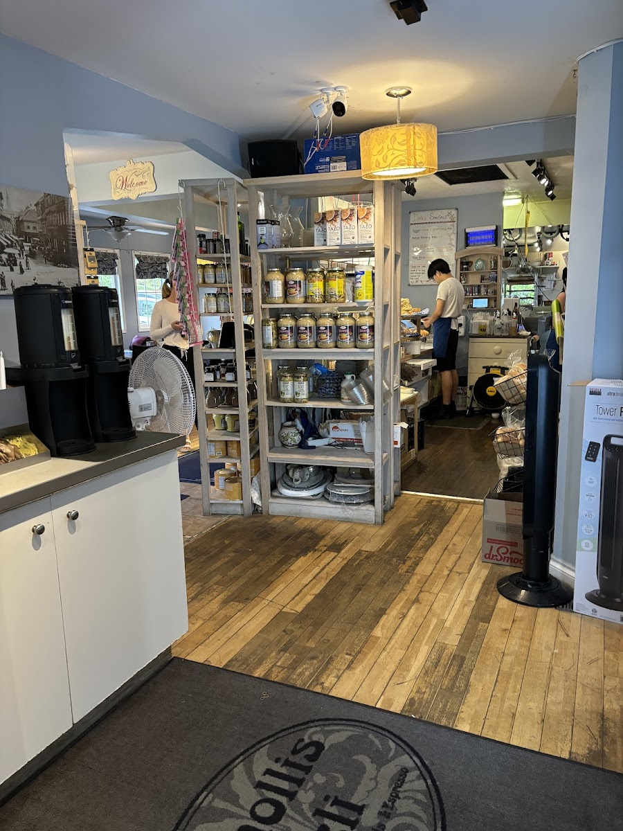 Tonollis Deli - Photo 5