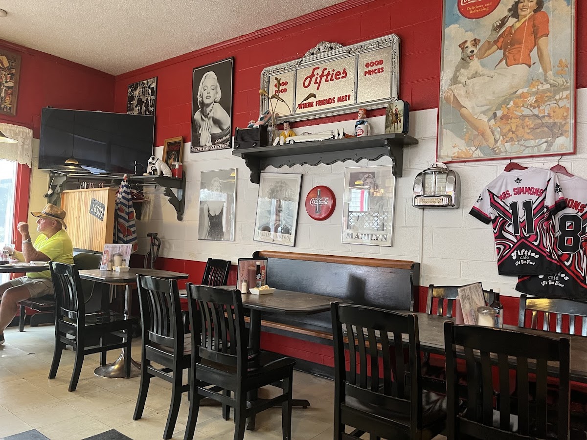 Fifties Good Time Cafe - Photo 2