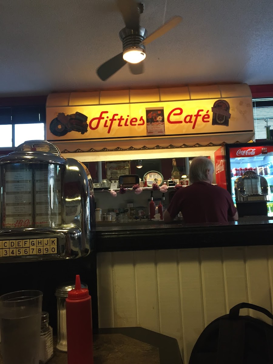 Fifties Good Time Cafe - Photo 6