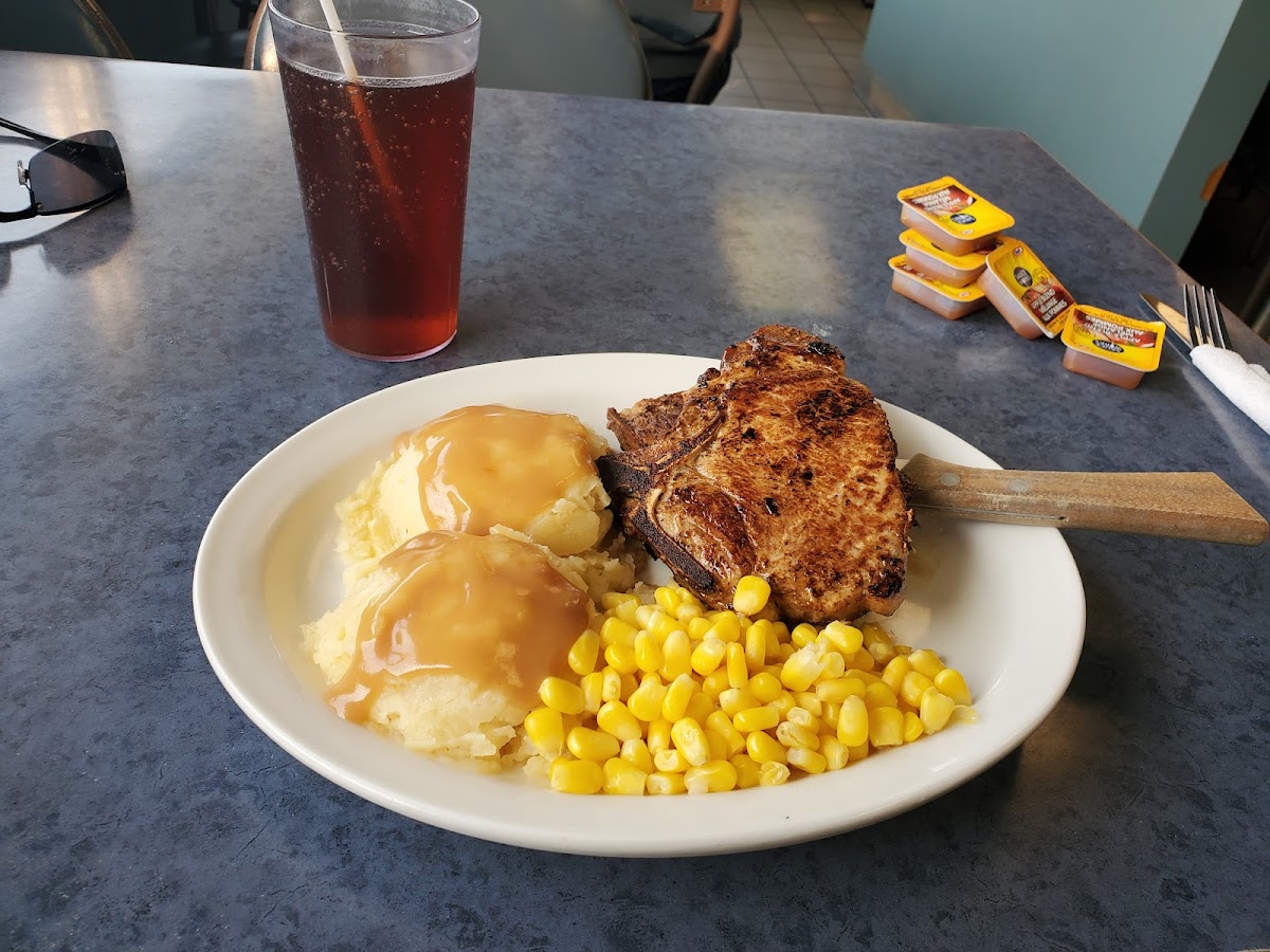 Husky House Restaurant - Photo 2