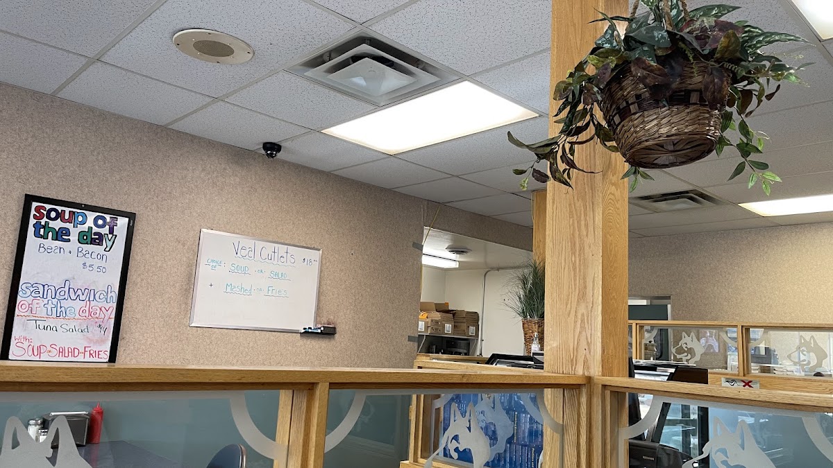 Husky House Restaurant - Photo 4