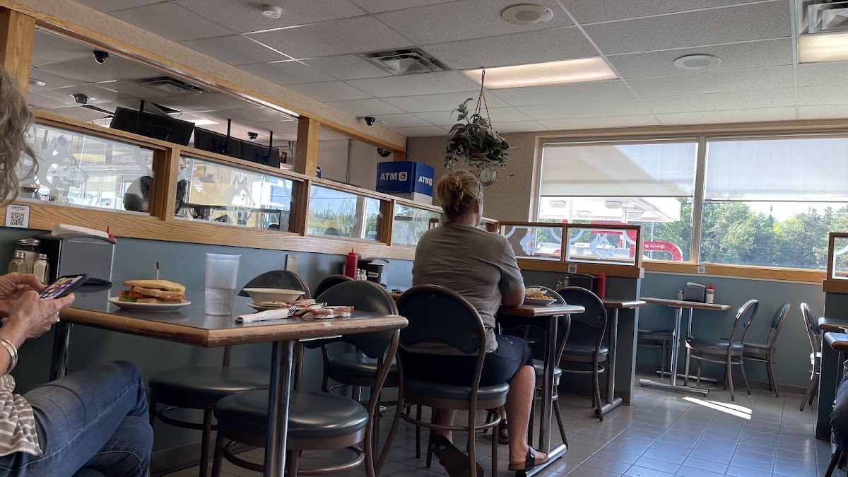 Husky House Restaurant - Photo 5