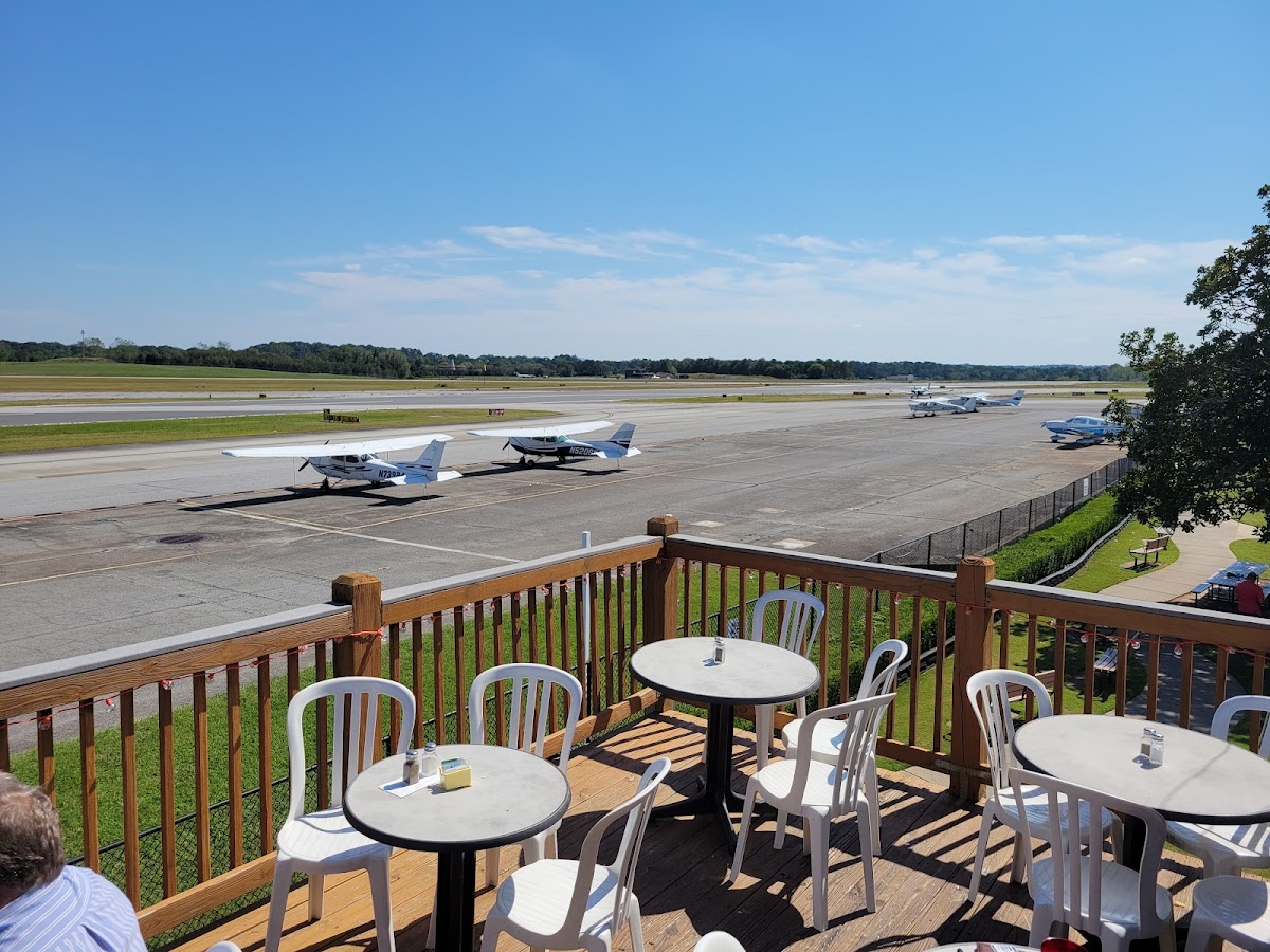 Downwind Restaurant and Lounge - Photo 3