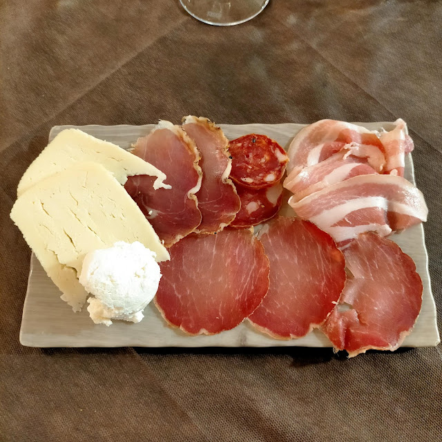 Tagliere Di Salumi E Formaggi