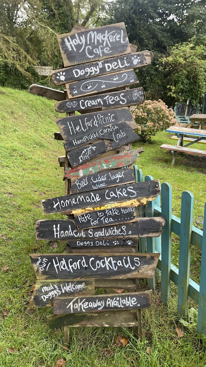 Holy Mackerel Cafe - Photo 3