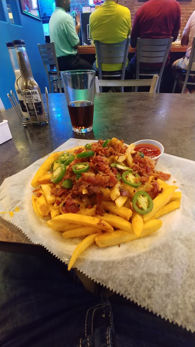 Lazy Palm Sports Grill - Photo 6