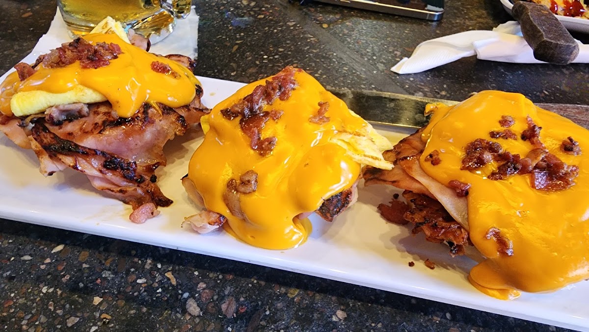 Lazy Palm Sports Grill - Photo 7