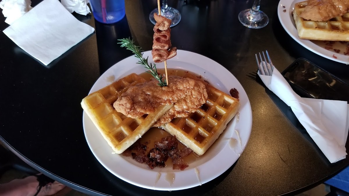 Lazy Palm Sports Grill - Photo 8