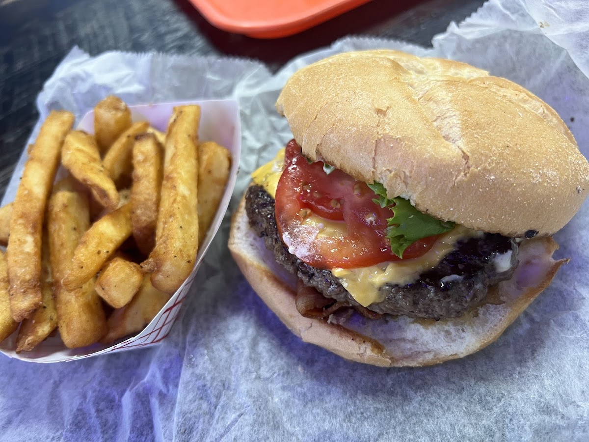 Dave & Phriends Grill - Photo 2