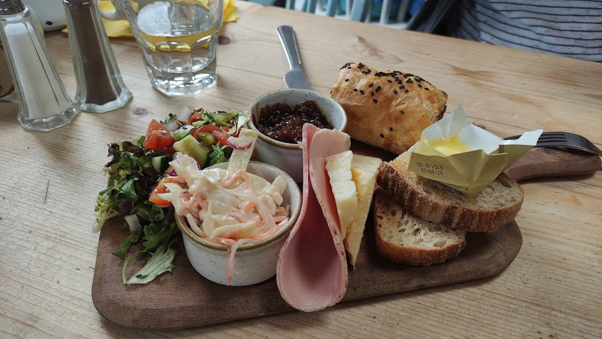 The Boathouse Cafe - Photo 4