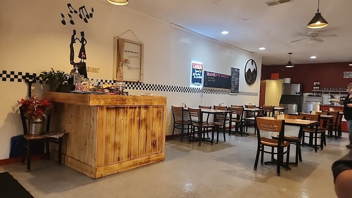 Squeeze-In Restaurant & Deck - Photo 2