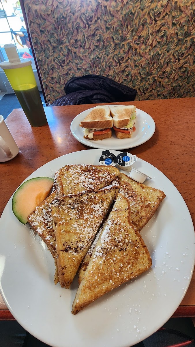 Centennial Restaurant - Photo 4