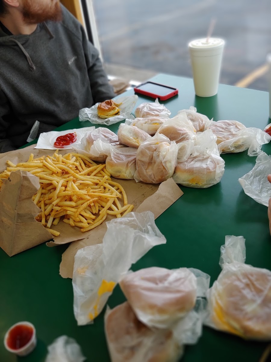 Burgers Shakes - Photo 5