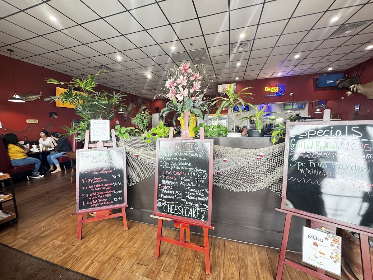 Dilly's Seafood & Burgers - Photo 2