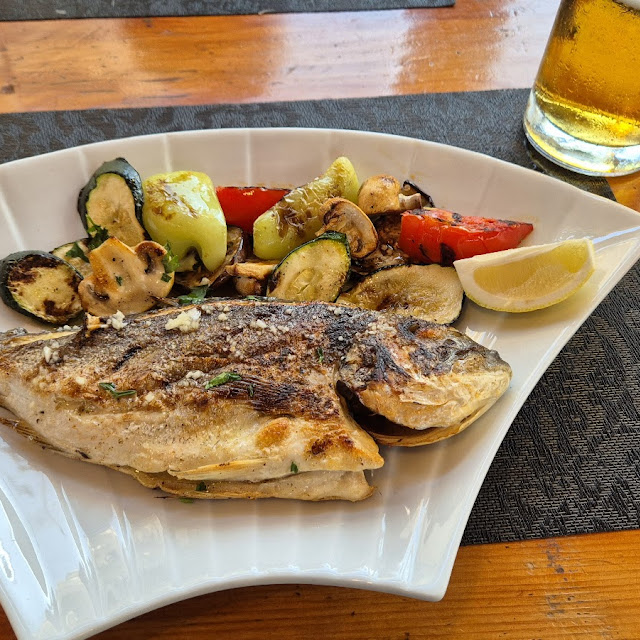 Goldbraun Dorade Mit Grillgemüse