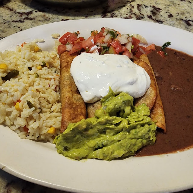 Taquitos Con Crema Y Arroz