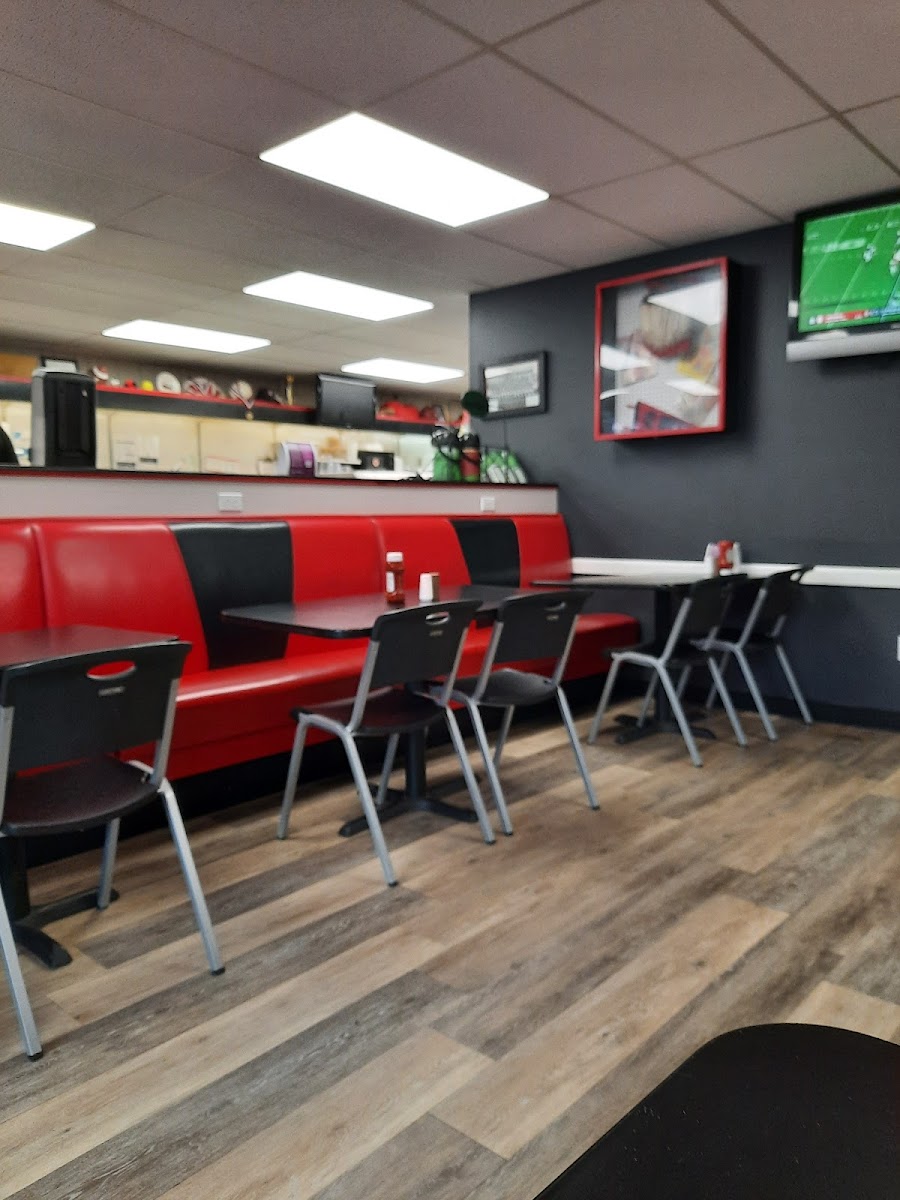 Thomahawk Deli & Grill - Photo 2