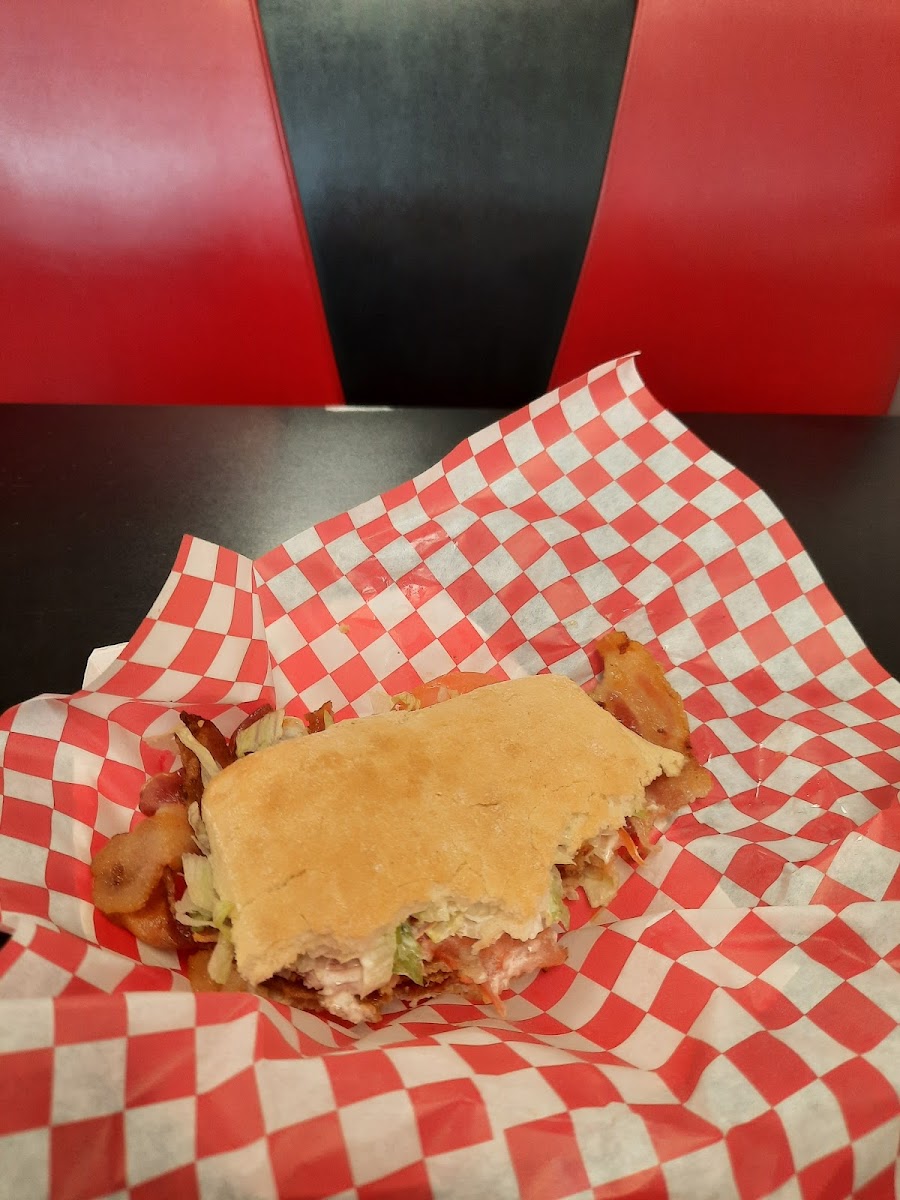 Thomahawk Deli & Grill - Photo 3
