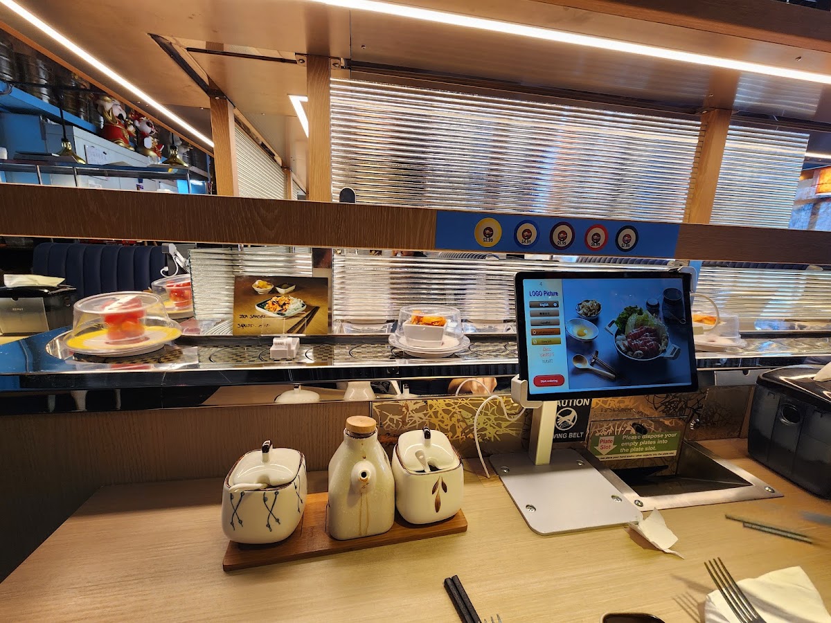 UMAMI REVOLVING SUSHI - Photo 2